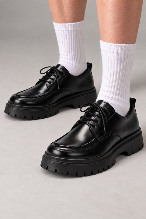 Japanese School Shoes 'Kutsuoto' – black lace-up Japanese school shoes with chunky sole worn with white socks, student loafers, on model