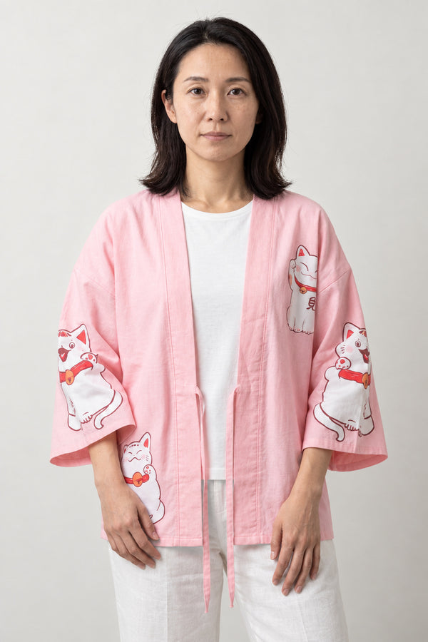 Maneki Neko Kimono Cardigan 'Kaiun' – pink women's kimono cardigan with lucky cat maneki neko print and front tie, Japanese haori style jacket, front view on model