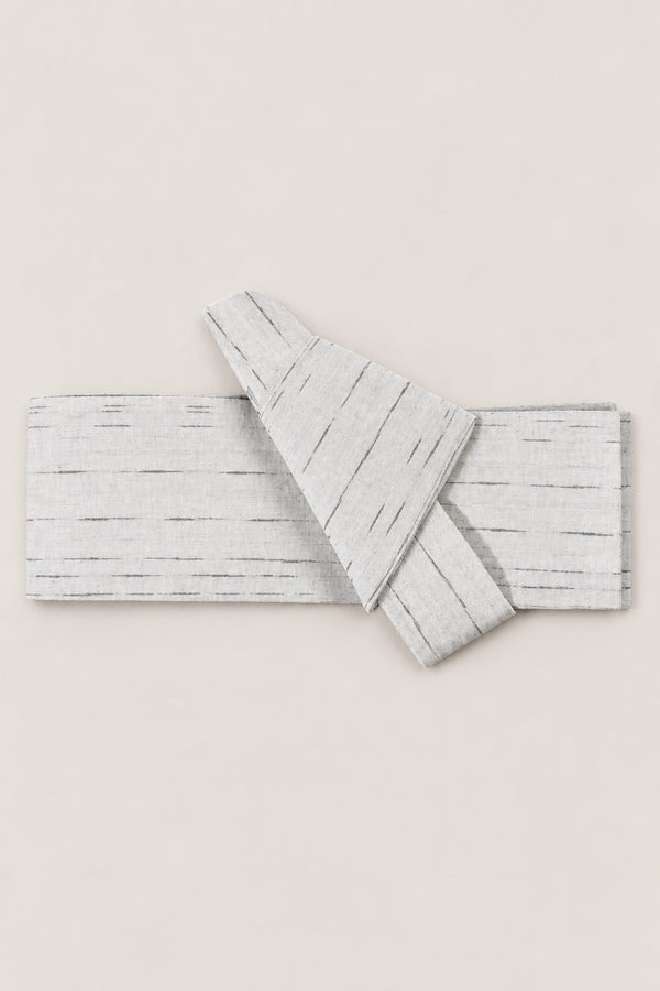 Off White Obi Belt 'Shiratsuyu' – off-white obi belt with black streaks, narrow pre-tied Japanese obi belt with sewn knot and hidden adjustable closure, for kimono, yukata or jinbei, studio view