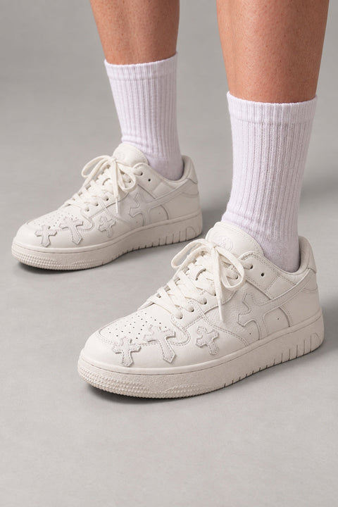 White Cross Patch Sneakers 'Jujika' – all white skate sneakers with tonal cross patches, Japanese streetwear sneakers worn with white socks, on model